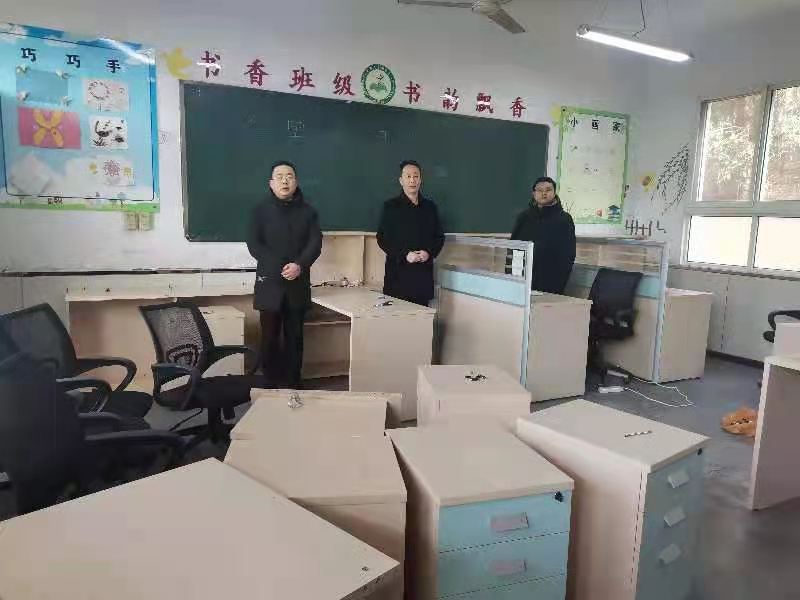 市發(fā)投集團為長嶺九年制學(xué)校捐贈82套辦公桌椅